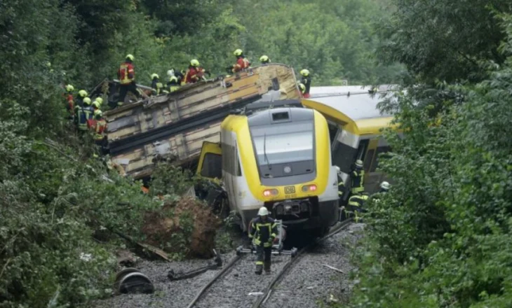 Të paktën tre persona kanë humbur jetën pasi një tren doli nga shinat në jug të Gjermanisë