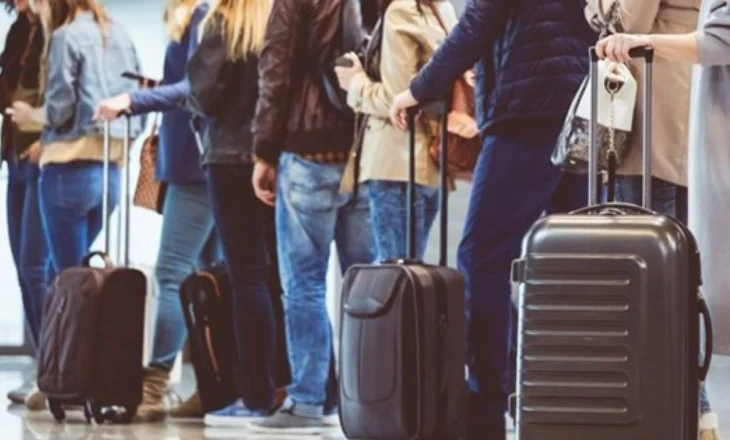 Të rinjtë përgjysmohen nga emigracioni, ikja e tyre dyfishohet