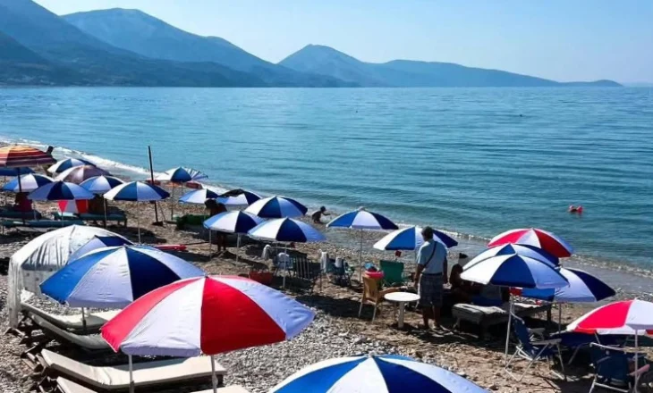 Të tjera hapësira publike të liruara në plazhet në jug të vendit, vendosen çadrat falas për pushuesit në Qeparo