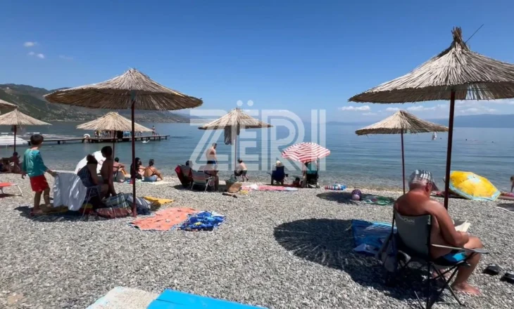 Te Uçkat, si dikur/ Plazhi 100-vjeçar në Pogradec, vendasit nuk e braktisin