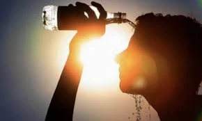 Temperaturat rekord sjellin fluks në Urgjencën/ Mjekët paralajmërojnë: Kujdes me diellin, po rrezikohet shëndeti i..