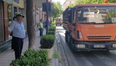 Tenda, pedana dhe struktura betoni/ Vijon në Durrës aksioni për lirimin e hapësirave publike