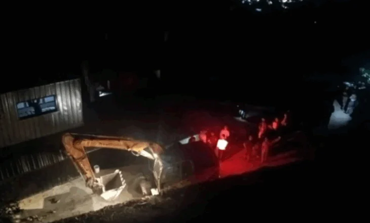 Tension dhe përplasje mes policisë dhe banorëve në Theth për prishjen e banesave pa leje