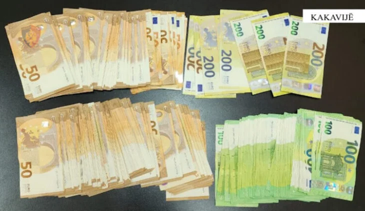 Tentoi të nxirrte nga Shqipëria 14 mijë euro pa i deklaruar, procedohet 40-vjeçari në Kakavijë