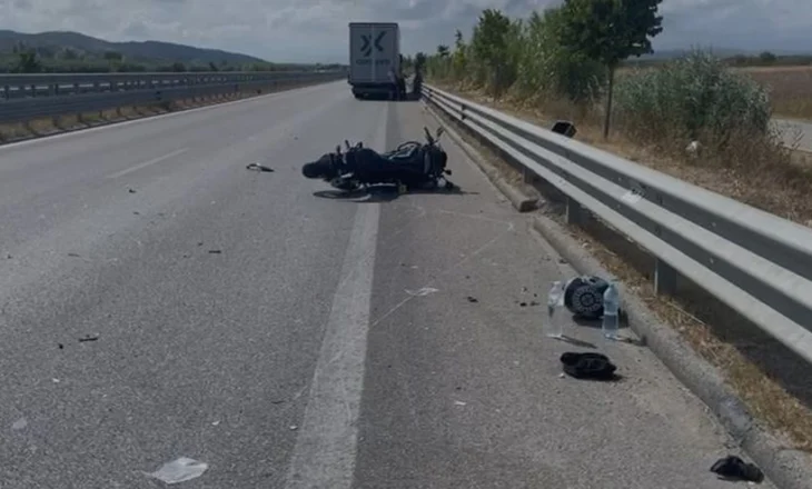 Tentoi të parakalonte, motori përplaset me trajlerin në autostradën Levan- Vlorë