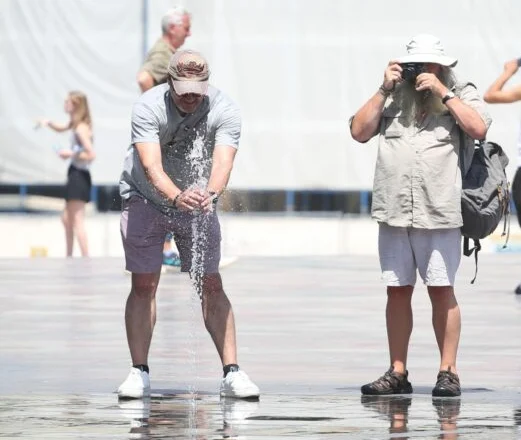 Termometri shënon 43 gradë celcius, ja si po i përballojnë qytetarët temperaturat ekstreme
