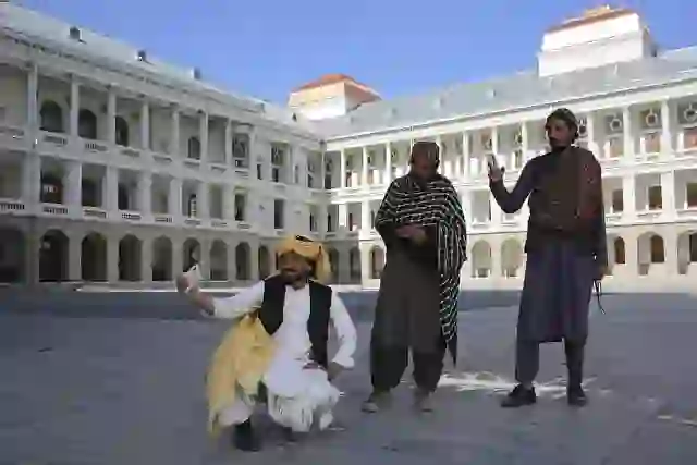 Terror për turizmin? Videoja në stilin e pengjeve fton vizitorët në Afganistanin e talebanëve