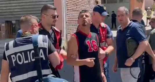 “Ti e ke vrarë?!”/ Autori i dyshuar i vrasjes së 52-vjeçares me pranga në duar dhe i rrethuar nga efektivët: Çne unë mo…