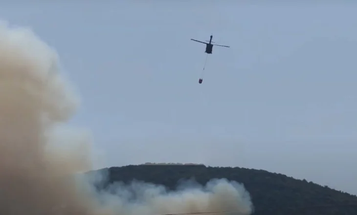 Tiranë/ Zjarr në Bërzhitë, ndërhyn helikopteri nga ajri për fikjen e flakëve