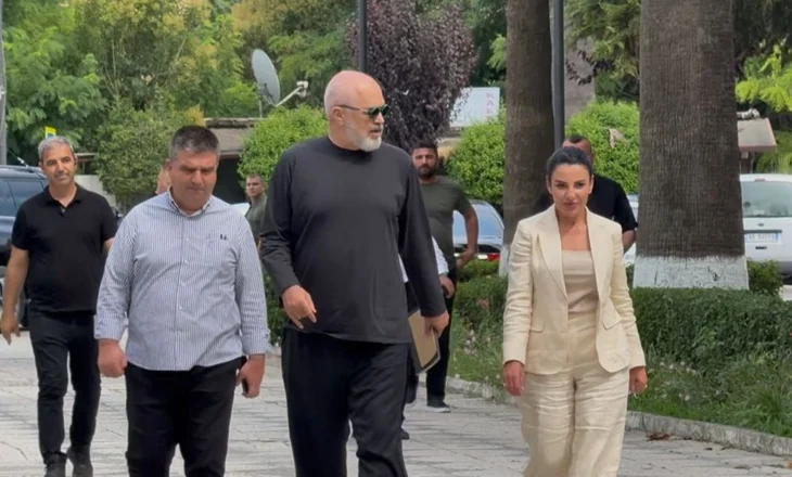 “Tokë e xanun” vazhdon! Pas paralajmërimit, Rama shkon në mbledhje në bashkinë e Fierit