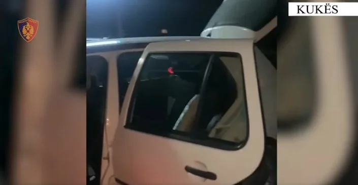 Trafikonin armë nga Kosova në Shqipëri, arrestohen 2 persona, sekuestrohen 8 pistoleta