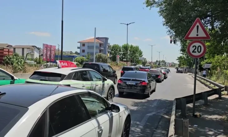Trafiku bllokon Durrësin në pikun e sezonit turistik