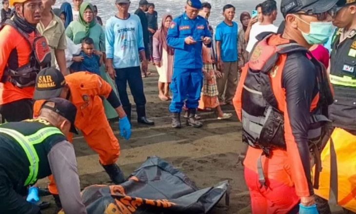 Tragjedi detare! Mbytet trageti me 65 persona në bord, gjenden trupat e katër viktimave