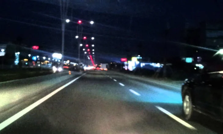 Tragjedi në autostradën “Tiranë-Durrës”! 18-vjeçari humb kontrollin e mjetit, ndërron jetë shoku i tij! Plagoset një tjetër dhe drejtuesi