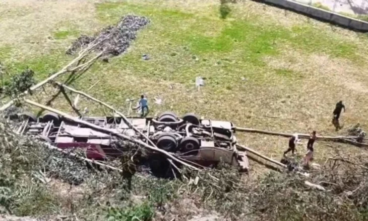 Tragjedi në Peru, 15 të vdekur dhe 30 të plagosur pasi autobusi bie në përrua