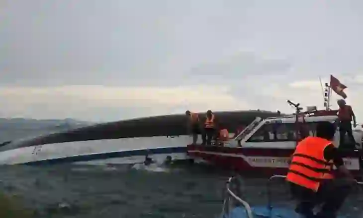 Tragjedi në Vietnam! Mbytet anija turistike, 34 viktima, disa të zhdukur