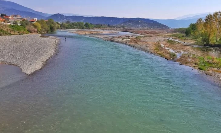 Tragjedi, vëllezërit 8 dhe 10 vjeç mbyten në lumin Shkumbin. Ishin duke ruajtur bagëtitë