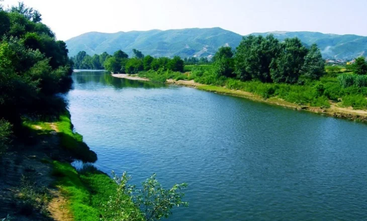 Tragjedia në Shkumbin, peshkatarët japin alarmin: Gërryerjet pa kriter në lumë po vrasin njerëz