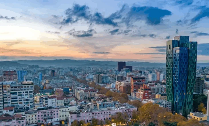 “Travel and Tour World” – Tirana, destinacioni i jashtëzakonshëm me kulturë autentike, bukuri piktoreske dhe kuzhinë të shijshme