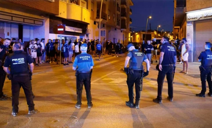 Trazira në Spanjë, tensionet mbi emigracionin ndezin përleshjet mes të rinjve dhe policisë