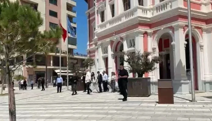 Tre ditë pas dorëheqjes së 21 drejtorëve, kryeministri Rama sërish në Bashkinë Vlorë