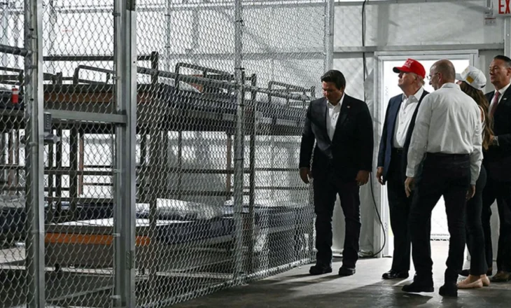 Trump inaguron “alcatrazin me aligatorë”, bën shaka me emigrantët: Do t’i mësojmë të ikin, jo me vrap, por zigzag!