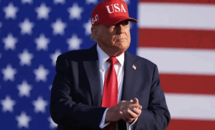 Trump viziton Teksasin pas përmbytjeve tragjike
