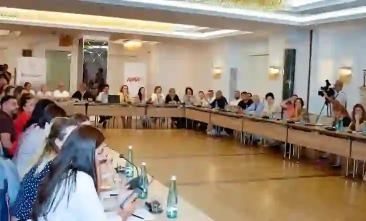 Tryezë diskutimi për kushtet e punës në median audiovizive: AMA dhe Inspektorati i Punës nisin vlerësimin e standardeve