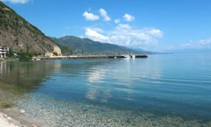 Turistët holandezë kërkojnë ndihmën e policisë kufitare, nxirren në breg me motoskaf