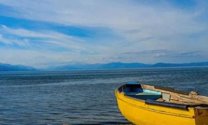 Turistët hollandezë u bllokuan në liqenin e Pogradecit me kanoe/ Babë e bijë nxirren në breg nga…