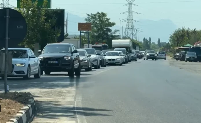 Turistët nga Kosova, trafik në rrugën Milot-Lezhë dhe drejt Shëngjinit