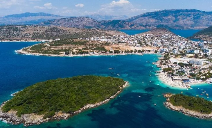 Turisti hungarez vjedh në Ksamil portofolin me lekë dhe kartat bankare të pushuesit, policia e shpall në kërkim