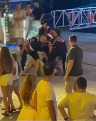 Turisti italian me thikë në dorë në shëtitoren e Sarandës, ndërhyn policia