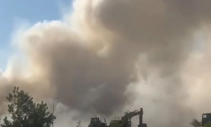 Tymi mbulon Elbasanin! Zjarri pranë inceneratorit ende aktiv, vijon “lufta” me flakët