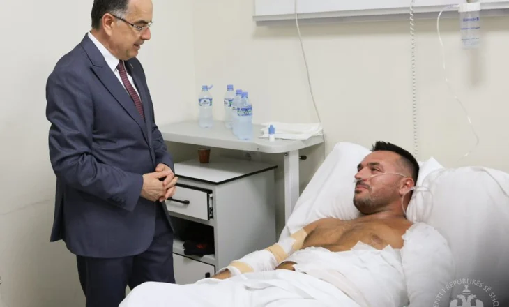 U dogj nga flakët për të shpëtuar njerëzit, presidenti viziton në spital shefin e komisariatit Delvinë