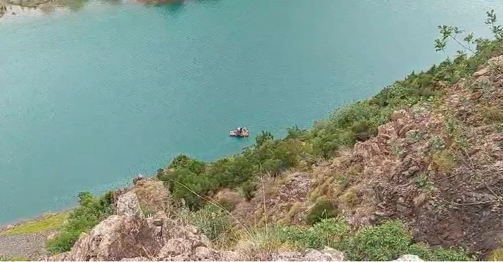 U gjet i vdekur në liqenin e Shkopetit, dyshohet se 21-vjeçari është mbytur me litar. Hedhja në liqen, inskenim
