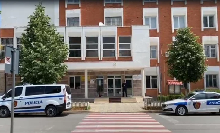 U kapën me 8 armë zjarri në bagazhin e makinës, Gjykata e Kukësit lë në burg Shkëlqim Qenaj dhe Avdulla Mallaki