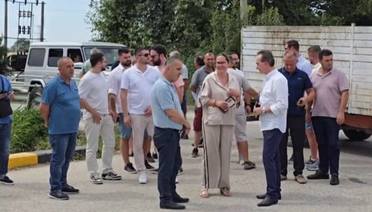 U lirua nga gjykata, deputetë dhe mbështetës të PD-së presin para derës së Burgut të Fierit daljen e Ervin Salianjit