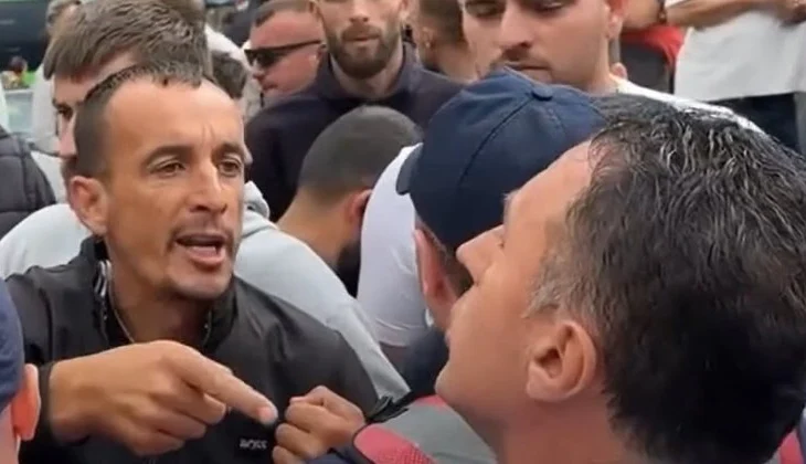U shkarkua nga detyra, momenti kur protestuesi shpërthen ndaj shefit të komisariatit në Theth: Hajdut, ke marrë lekë!