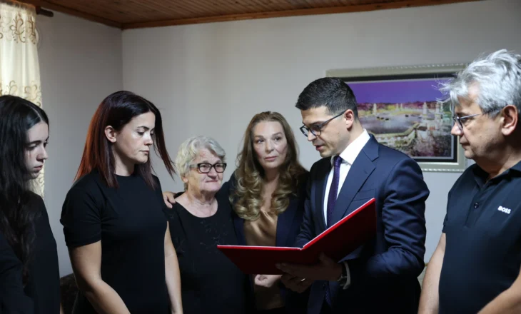U shpall “Dëshmor i Atdheut” pas aktit heroik në Shkodër, ministri Vengu i dorëzon titullin familjes se Arben Anamalit