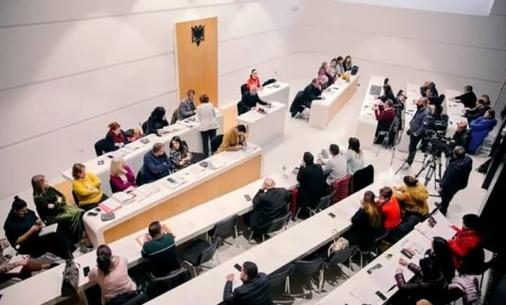 Ultimatumi i Ramës, nisin dorëheqjet e administratorëve në bashkitë Korçë e Kolonjë
