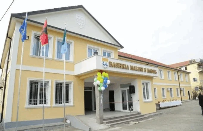 Urdhëri i Ramës, kryetari i bashkisë së Malësisë së Madhe drekë “lamtumire” më nënkryetarët dhe administratorët