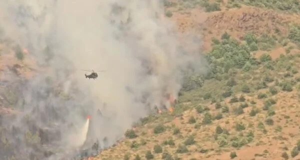 Vatër e madhe zjarri edhe në Qafën e Buallit në Bulqizë, helikopteri në aksion nga ajri për të shuar flakët