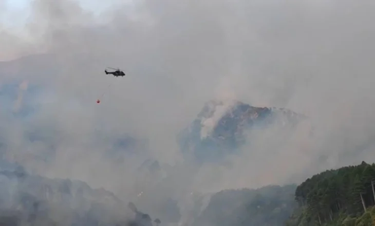 Vazhdon prej ditësh zjarri në Dukat, ndërhyrje edhe nga ajri për shuarjen e flakëve
