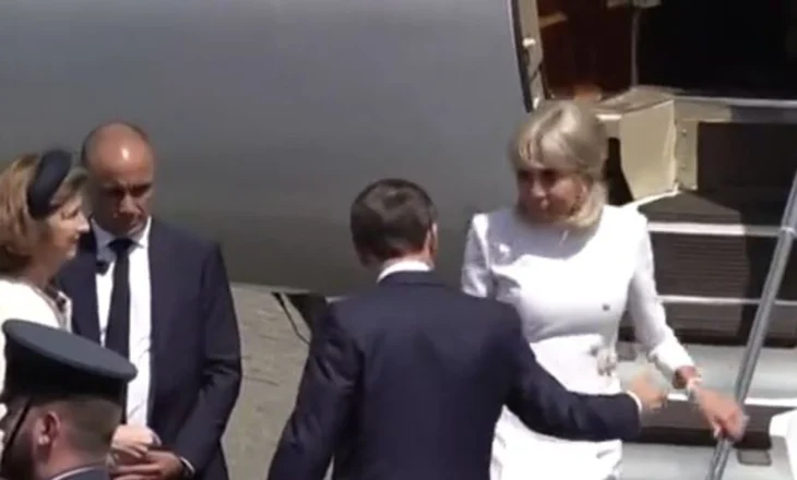 VD- Brigitte ende e mërzitur me Macron! Nuk ia pranon ndihmën as për të zbritur shkallët e avionit