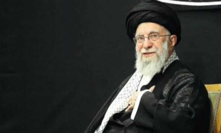 VD- Udhëheqësi i Iranit bën daljen e parë publike pas luftës 12-ditore me Izraelin, pritet me brohoritje