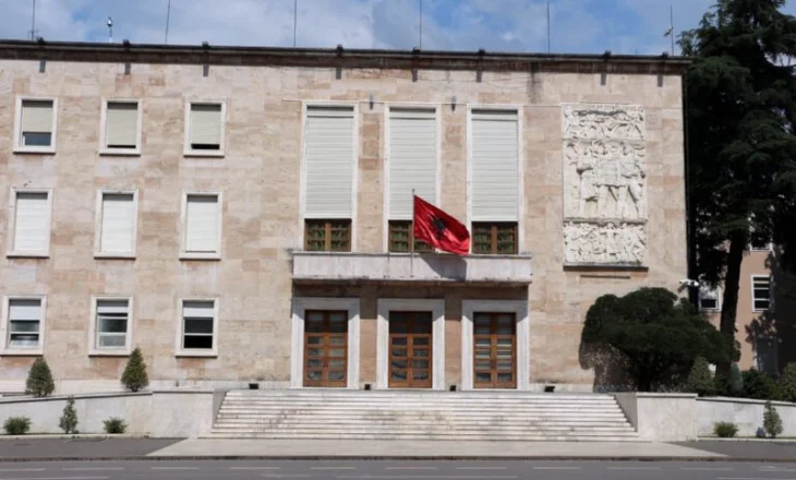Vendimi i Qeverisë për hapësirat publike/ Ndalohet vendosja e trarëve, rrethimeve apo çdo pengese që janë pjesë e rrugëve të kalimit