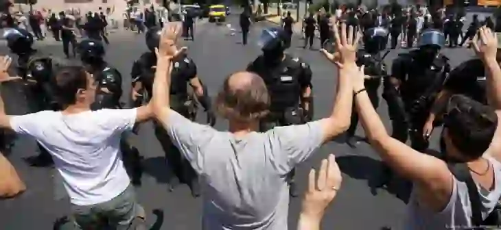 Verë e mosbindjes civile në Serbi/ Pas tetë muajsh demonstratash paqësore, lëvizja protestuese ndryshon kurs