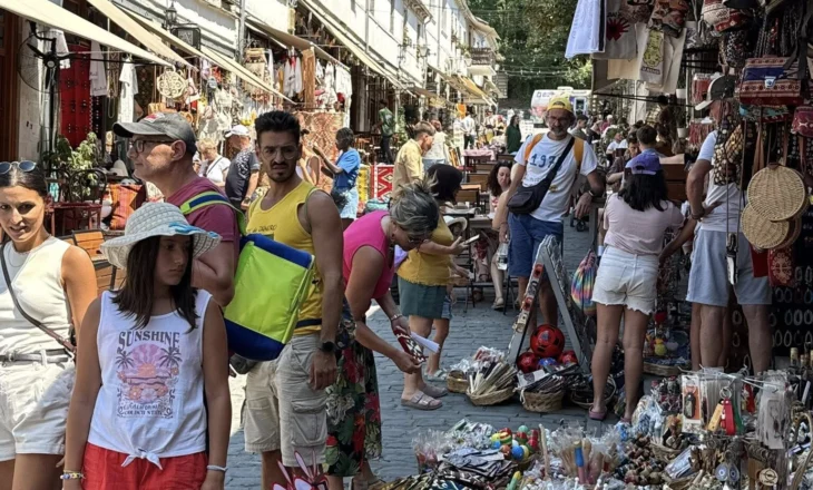 ”Verë në Gjirokastër”, fotolajm nga Rama. Qyteti i tejmbushur me turistë
