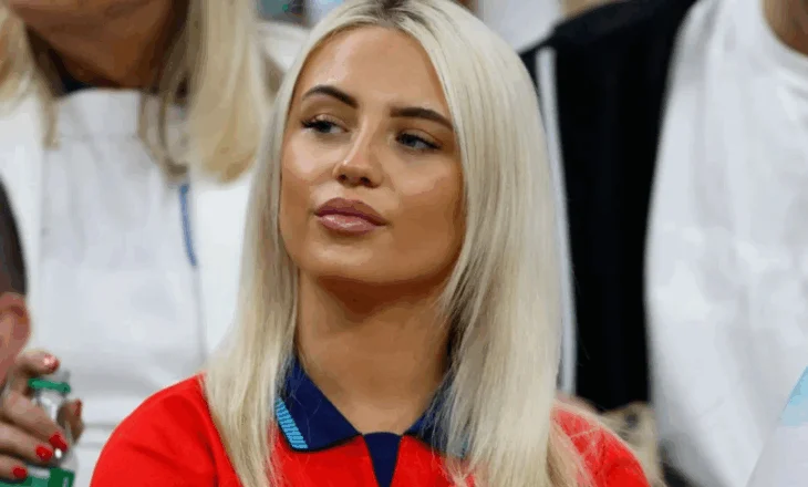 Vetëm 21-vjeçe dhe tani ka 3 fëmijë, gruaja e yllit të Manchester City që befasoi mediat europiane